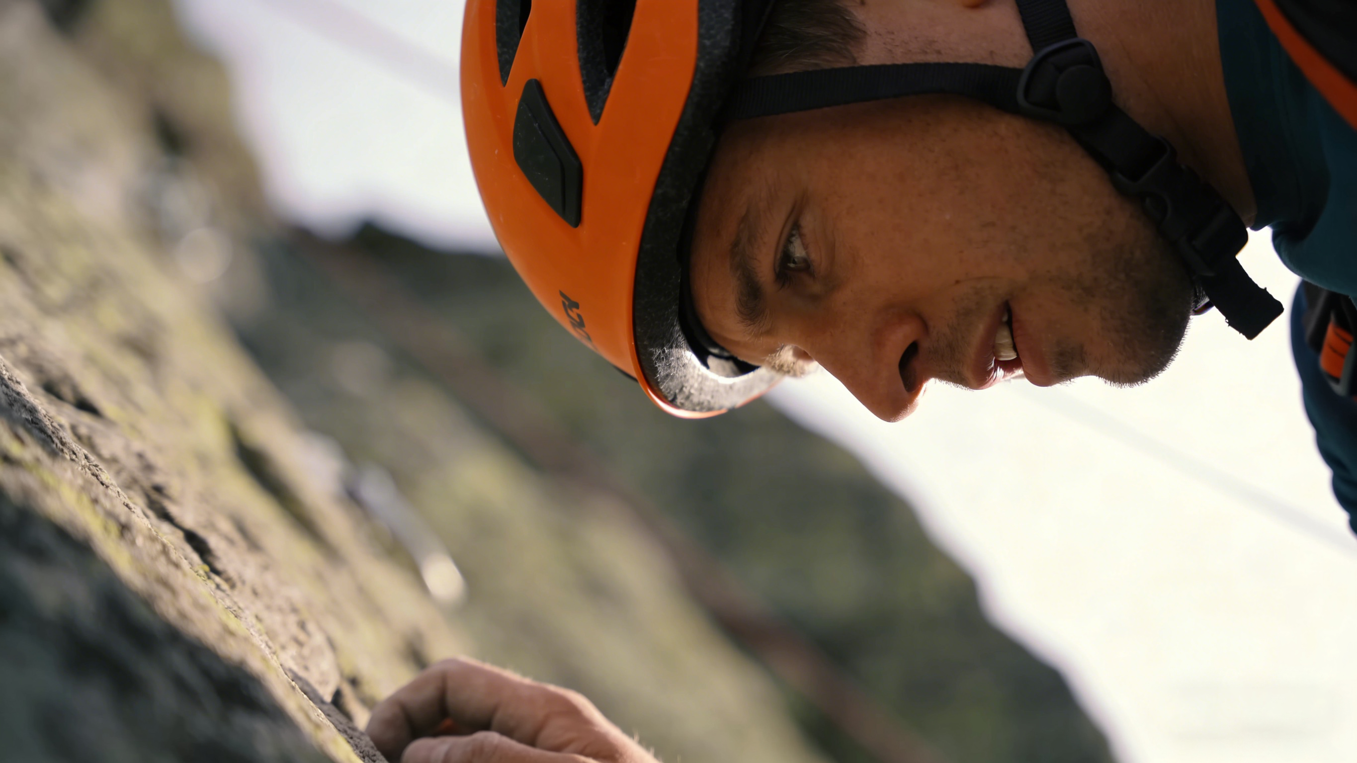 Mountaineering and rock climbing helmets पर्वतारोहण और चट्टान पर चढ़ने वाले हेलमेट